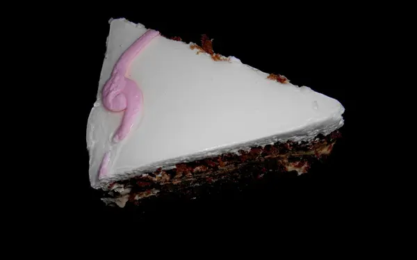 Kawałek tortu weselnego, na czarnej płycie — Zdjęcie stockowe