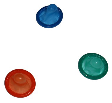 Beyaz arkaplanda izole edilmiş renkli prezervatifler