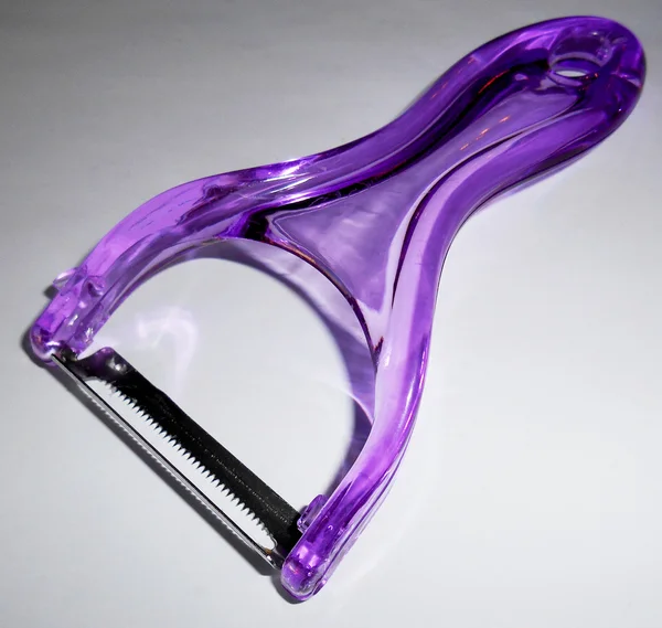 紫の野菜の皮むき器 — ストック写真