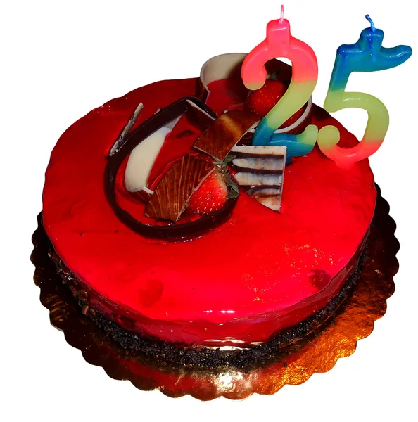 Torta di compleanno aromatizzata alla fragola, isolata — Foto Stock