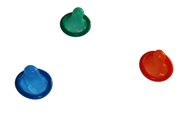 Preservativos coloridos isolados sobre fundo branco — Fotografia de Stock