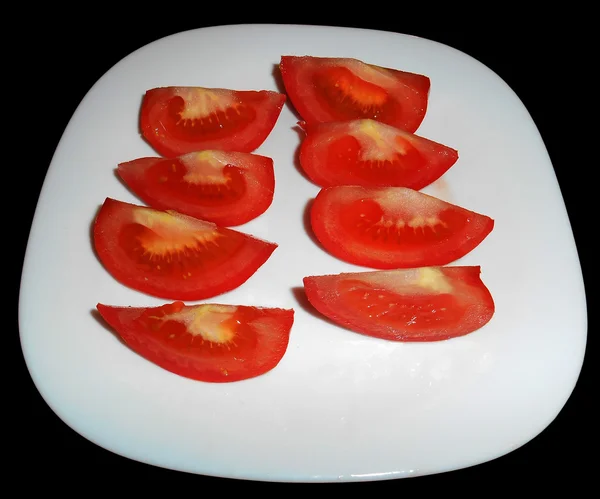 Ντομάτα, κομμένο σε οκτώ κομμάτια που απομονώνονται σε μαύρο — Φωτογραφία Αρχείου