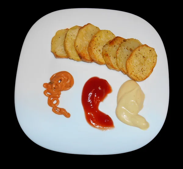 Aardappelchips met saus geïsoleerd op zwart — Stockfoto