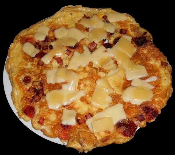 Omelete com queijo, bacon e presunto, isolado em preto — Fotografia de Stock