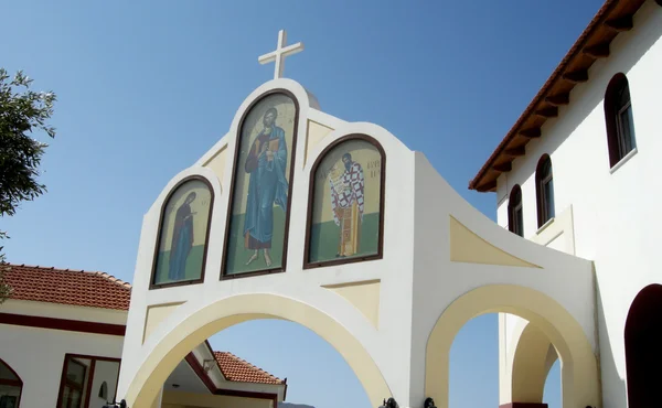 Eingang eines griechischen Klosters in Betoninsel, Griechenland — Stockfoto