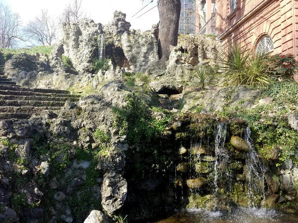 Pequena cachoeira no Parque Valentino, Turim, Itália — Fotografia de Stock