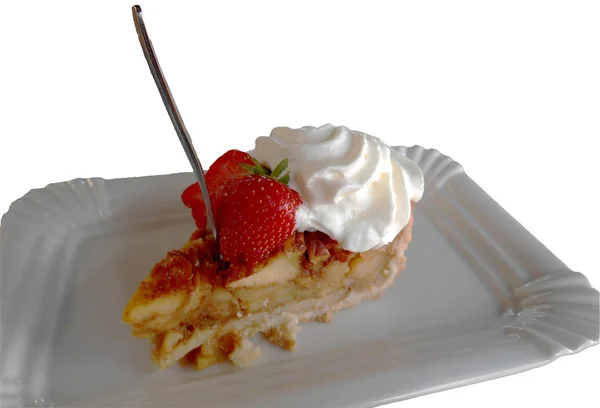 Tarta de manzana con fresas y crema batida, aislada — Foto de Stock