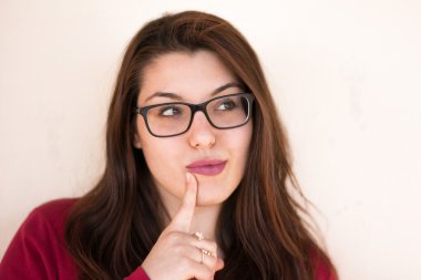 Kız beyaz backgroung düşünüyorum