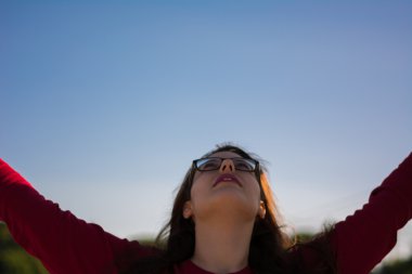 Gökyüzüne bakarak