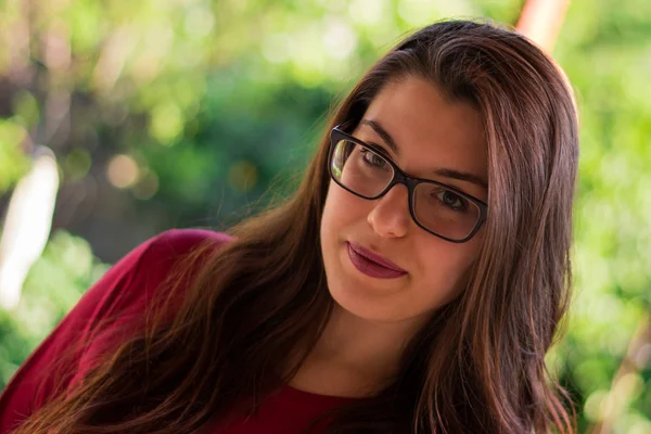 Chica joven feliz en la naturaleza — Foto de Stock