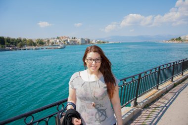 Denizin önünde güzel beyaz kız