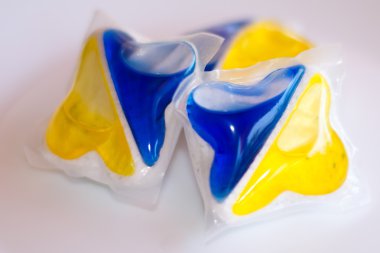 Beyaz üzerine üç diswasher Tablet
