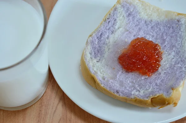 Slice bread mixed with taro topping jam and milk — Stock Photo, Image