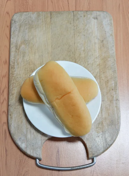 Brood op houten hak plaat — Stockfoto