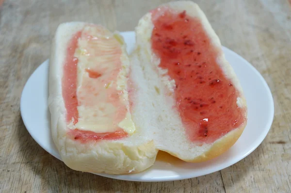 Garniture de pain confiture de fraises et fromage sur assiette hachée — Photo