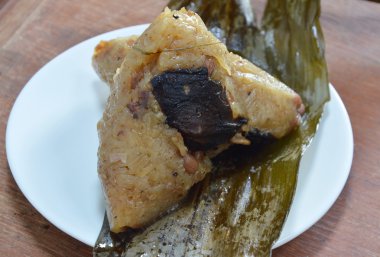 domuz eti ve muz yaprak Çin Duanwu festivalin tuz yumurta ile yapışkan pirinç Buhar