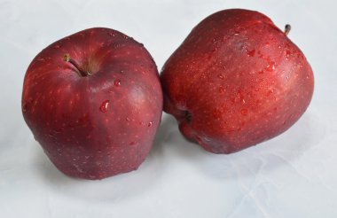 elma beyaz kutu üzerindeki