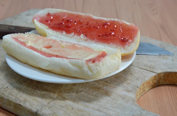 Bread filling strawberry jam and cheese on chop block — Stock Photo, Image