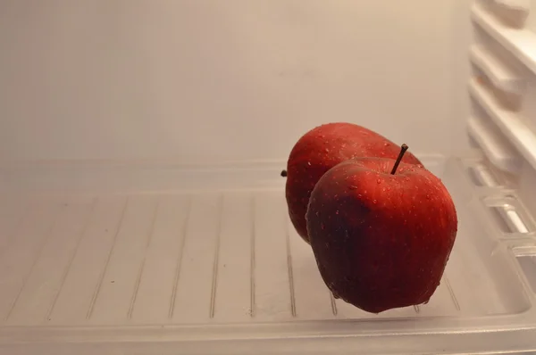 Mela rossa tenere in frigorifero — Foto Stock