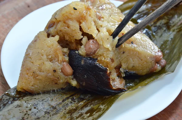 Vapor de arroz pegajoso con cerdo y huevo de sal en hoja de plátano del festival chino Duanwu —  Fotos de Stock