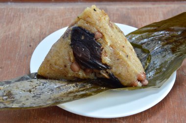 domuz eti ve muz yaprak Çin Duanwu festivalin tuz yumurta ile yapışkan pirinç Buhar