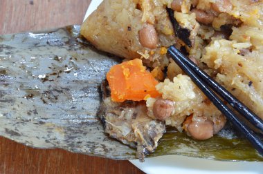 domuz eti ve muz yaprak Çin Duanwu festivalin tuz yumurta ile yapışkan pirinç Buhar