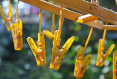 sarı clothespin clotheline asılı