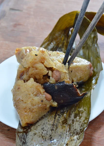 domuz eti ve muz yaprak Çin Duanwu festivalin tuz yumurta ile yapışkan pirinç Buhar