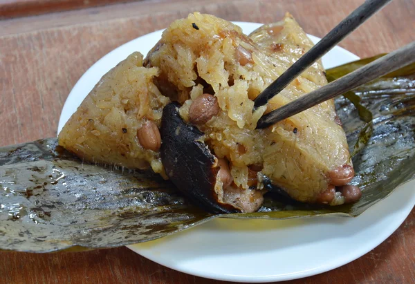 domuz eti ve muz yaprak Çin Duanwu festivalin tuz yumurta ile yapışkan pirinç Buhar