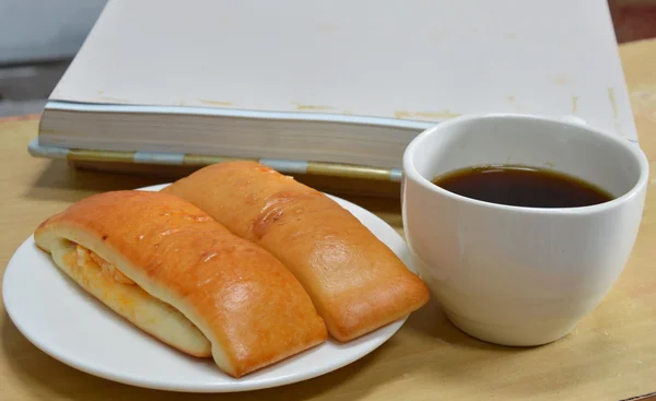 Pão de queijo e xícara de café — Fotografia de Stock