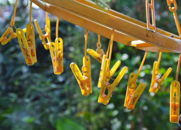 Molletta gialla appesa alla clotheline — Foto Stock