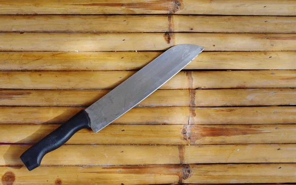 Kökskniv på bambu bord — Stockfoto