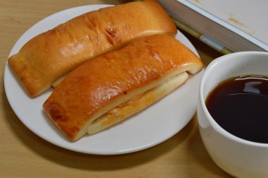 ekmek sopa ve fotoğraf albümü ile siyah kahve