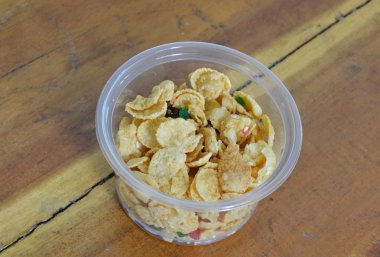 Mısır gevreği daire plastik kap üzerinde