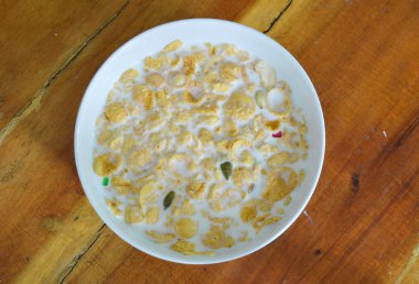 Mısır gevreği ve daire kase süt