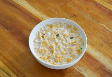 Mısır gevreği ve daire kase süt