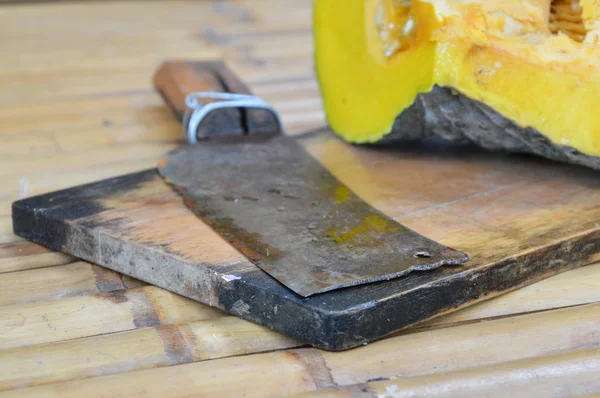 Vecchio coltello da costoletta e zucca su blocco di legno — Foto Stock