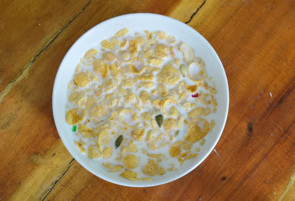 Mısır gevreği ve daire kase süt