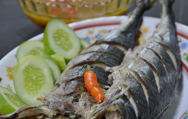 Atum de cauda longa cozido no vapor no prato — Fotografia de Stock