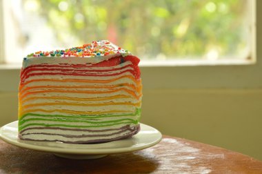 Krep pasta çanak pencerenin yakınındaki üzerinde