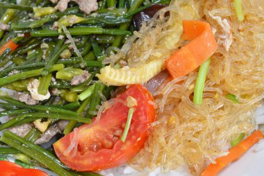 tavada kızartılmış cam noodle domates bebek Mısır ve havuç ile