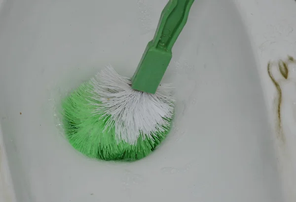 화장실 브러쉬 청소 불결 한 구멍에 — 스톡 사진