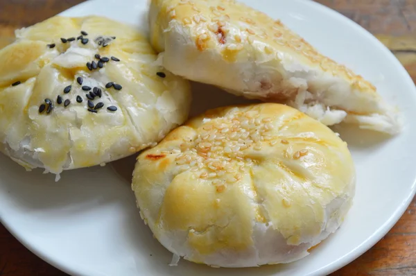 Tort chinezesc umplere fasole pe topping susan alb-negru — Fotografie, imagine de stoc