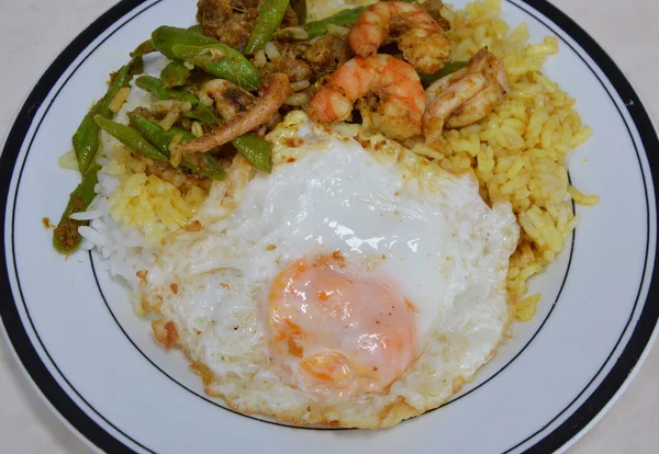 Huevo frito y mariscos picantes salteados con curry sobre arroz — Foto de Stock