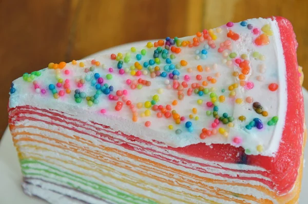 Креп торт з цукерками на тарілці — стокове фото