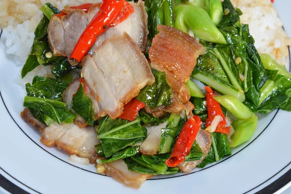 Col rizada china frita con cerdo crujiente sobre arroz — Foto de Stock