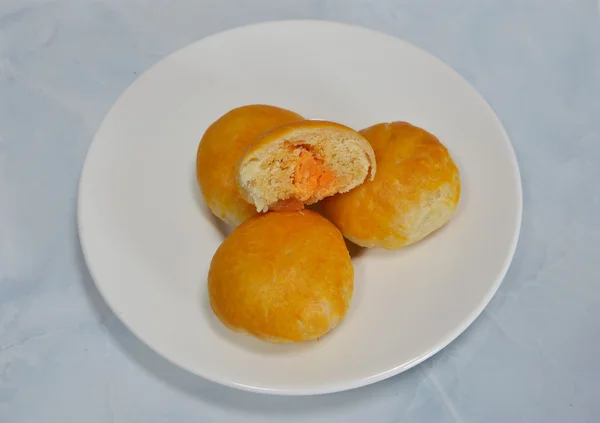 Chinesische Kuchenfüllung süße Bohnen und gesalzenes Ei auf Teller — Stockfoto