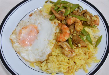 köri pirinç kızarmış yumurta tepesi ile baharatlı tavada kızartılmış deniz ürünleri