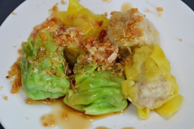 Hamur tatlısı sosu soya sosu çanak üzerinde Çince buğulanmış