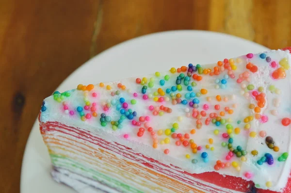 Pastel de crape rematando dulces en el plato — Foto de Stock
